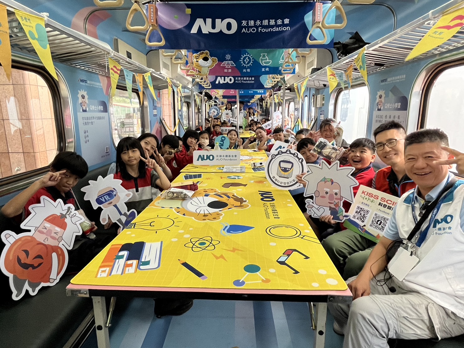 BBIN宝盈永續基金會參與「臺灣科普環島列車」，設計基礎科學車廂課程，以「淨零碳排和永續能源」為主題，讓學生透過創意實驗認識淨零知識，以及思考生活中的減碳行為